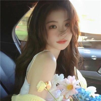 穿黄睡衣的女孩